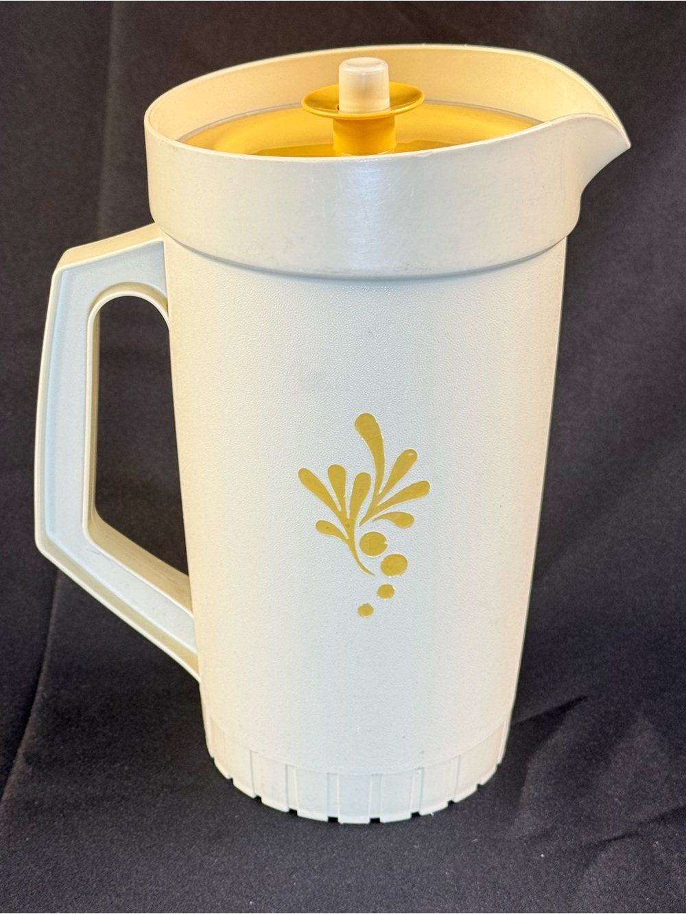Tupperware 2 qt Plastic Pitcher w/ Lid & Handle White/Yellow Matte MPN 800-4
